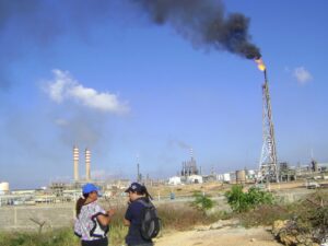 Imagen No.1. Mechurrios en Cardón y sus proximidades a la comunidad. Fuente: Provea. http://www.derechos.org.ve/2012/12/12/enna-medina-afectada-de-la-industria-petrolera/dsc03429/